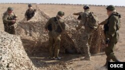 Türkmenistanyň Owganystan bilen araçägindäki "Ymamnazar" gümrük postunyň golaýyndaky türkmen serhetçileri.