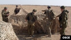 Туркменские военные возле пограничного пункта на туркменско-афганской границы, Имамназар (архивное фото)  