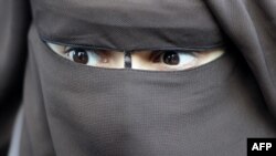 Женщина в никабе (мусульманский женский головной убор). Иллюстративное фото.  