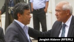 Баласын Түркияга издеп барып таппай келген Маматали Ташбалтаев (солдо) Мамлекеттик дин комиссиясынын түштүк аймактык бөлүмүнүн башчысы Курбаналы Узаков менен сүйлөшүп жатат. Кызыл-Кыя шаары, 21-май, 2013.  