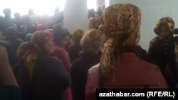 Жители Туркменистана в очереди за хлебом. Архивное фото.