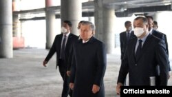 Информация в открытых источниках также свидетельствует о том, что от начатого президентом Шавкатом Мирзияевым процесса приватизации госактивов выгоду имеют, в основном, лица и группы, близкие к руководству страны.