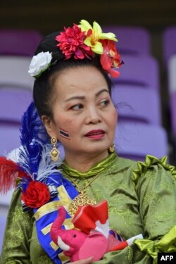 یک بانوی گل‌‌کاری شده تایلندی در ورزشگاه