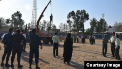 نمایی از اعدام قاتل ستایش، دختر شش ساله، در شهرستان نی‌ریز.