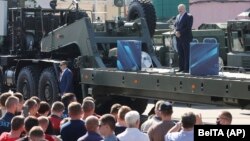 Лукашенко 17-августта МЗКТ заводунда суроолорго жооп берип жаткан учур. 