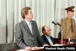 Справа за обвинуваченням колишнього керівництва ЧАЕС. Колишній директор Чорнобильської атомної електростанції Віктор Брюханов (ліворуч) і колишній головний інженер Микола Фомін під час судового засідання