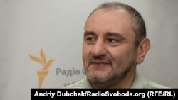 «Доводиться йти на жертви не тільки тим, хто йде на фронт, а й тим, хто в тилу», – вважає Володимир Дубровський