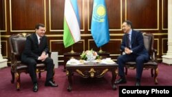 Президент Узбекистана Шавкат Мирзияев и премьер-министр Казахстана Бакытжан Сагинтаев. Астана, 22 марта 2017 года.