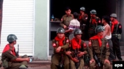 سربازان میانماری در یک ایستگاه بازرسی در یانگون