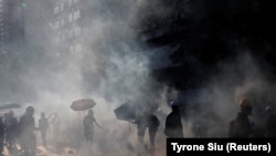 Нааразылыкка чыккандар полиция менен кагылышты.