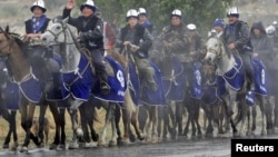 "Ар-намыс" партиясынын мүчөлөрү.