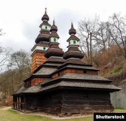 Українська дерев’яна церква Святого Михаїла 17-го століття у Празі, яку в 1929 році перевезли із Закарпаття з села Медведівці, архівне фото