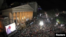 Вернікі ў сталіцы Аргентыны Буэнас-Айрэсе сочаць за ўзыходжаньнем на пасад Францішка Першага