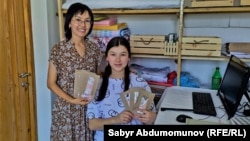 Айсулуу Борбуева жана анын жардамчысы Элзира Мирлан кызы