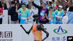 Паўмарафон чалавекападобных робатаў, які прайшоў у Пэкіне, 19 красавіка 2025 