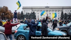 Херсонці зібралися в центрі міста і святкують звільнення від російської окупації. Херсон, 12 листопада 2022 року