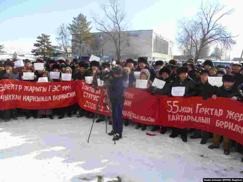 Электр энергиясынын кымбатташына каршы нааразылык акциялары буга чейин Нарын жана Талас шаарларында да өткөн.