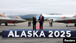 Президент России Владимир Путин и президент США Дональд Трамп на трибуне на взлетно-посадочной полосе в Анкоридже, Аляска, США. 15 августа 2025 года