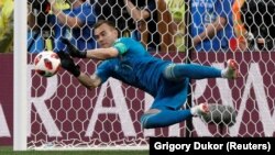 Ռուսաստանի հավաքականի դարպասապահ Իգոր Ակինֆեևը Իսպանիայի հավաքականի հետ հանդիպմանը ետ է մղում հետխաղյա 11-մետրանոցը, Մոսկվա, 1-ը հուլիսի, 2018թ.
