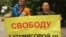 Канат Байбачин (слева), муж осужденной бывшей судьи Алматинского городского суда Кульпаш Утемисовой, и ее брат Мухамед Серсенбаев на акции протеста против приговора, вынесенного в отношении судьи. Алматы, 3 июня 2014 года. 