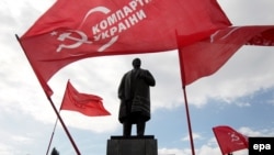 Прыхільнікі Камуністычнай партыі Ўкраіны каля помніка Ўладзімеру Леніну ў Луганску, 22 красавіка 2014 году