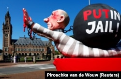 Інсталяція із зображенням керівника Росії Володимира Путіна біля будівлі Міжнародного суду ООН. Гаага, Нідерланди, 7 травня 2024 року