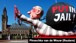 BMT Halqara makemesiniñ binası yanındaki Rusiye yolbaşçısı Vladimir Putinniñ resmi ile instalâtsiya. Gaaga, Felemenk, 2024 senesi mayısnıñ 7-si