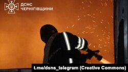 Рятувальники гасять пожежу після російського удару по Чернігівщині, 16 жовтня 2025 року