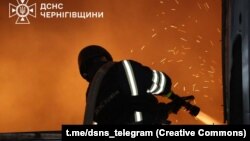 Рятувальники гасять пожежу після російської атаки, Ніжин, Чернігівщина, 16 жовтня 2025 року
