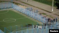 Поліцейські працюють на місці російського ракетного удару у Харкові, Україна, 8 травня 2024 року