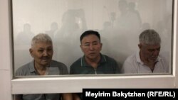 Солдан оңға қарай: Жанат Қазақбай, Нұрлан Темірғалиев және Нұрлан Жауылбаев сот отырысында. Алматы, 17 шілде, 2025 жыл.