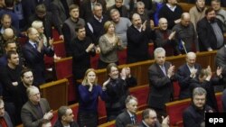 Ուկրաինա -- Յուլիա Տիմոշենկոյի կուսակիցները ծափահարություններով ողջունում են Ռադայի որոշումը, 21-ը փետրվարի, 2014