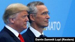 Prezident Donald Trump (solda) və NATO-nun baş katibi  Jens Stoltenberg 