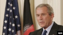 جرج بوش رییس جمهوری آمریکا گزینه های پیش رو در عراق را بررسی می کند