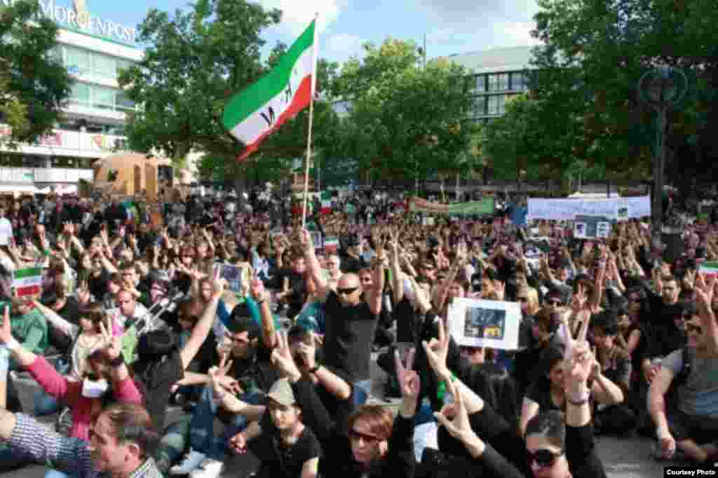 جوانان ایرانی از جنب و جوش نمی‌افتند؛ از فعالیت‌های فرهنگی تا سیاسی و اجتماعی... همه جا حضور دارند.