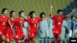 تيم ملی بانوان کره شمالی در دفاع از عنوان قهرمانی و به عنوان تيم رده نخست آسيا، در تمام طول بازی صاحب بخت بيشتری بود و در پايان با حفظ اعصاب خود و برخورداری از ميونگ هويی، دروازه بانی که دو ضربه پنالتی ژاپنی ها را گرفت، به مدال طلا دست يافت .