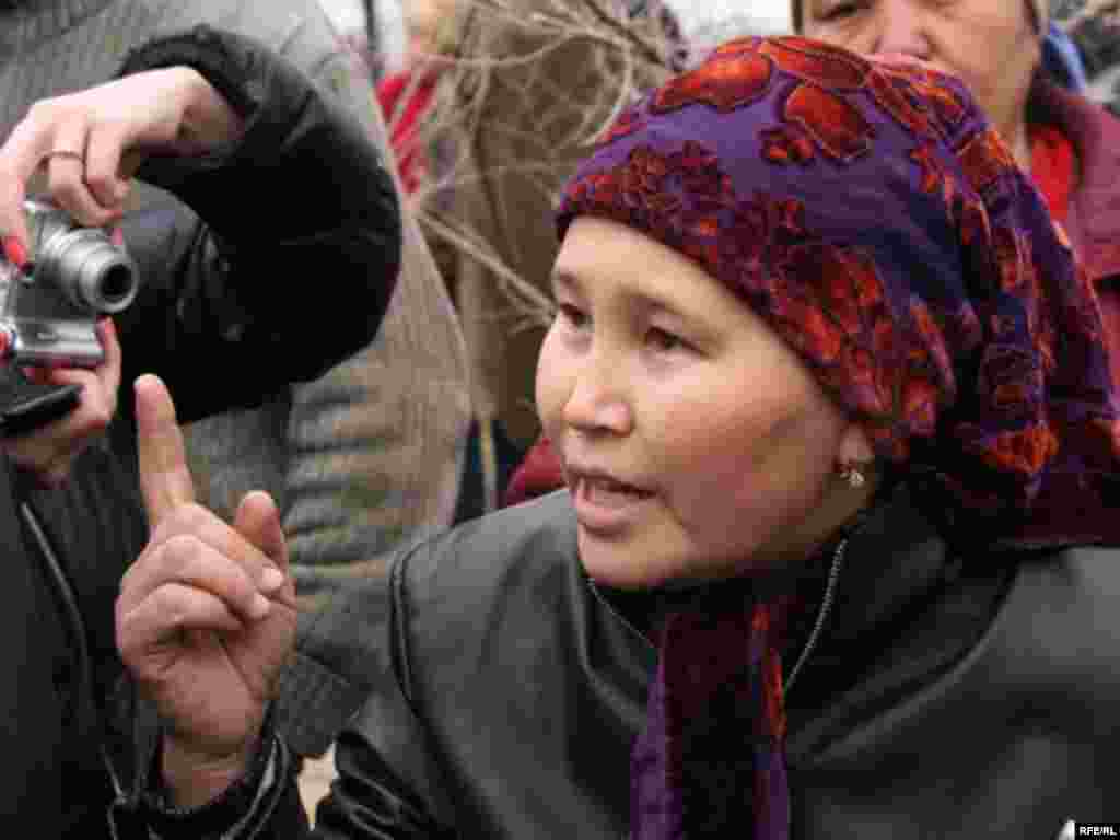 Қызылағаш тұрғындарымен кездесу барысы. 12 сәуір 2010 жыл.  - Қызылағаш тұрғыны ауданның бас дәрігері Әшімғали Жұмагелдіні мерзімі өтіп кеткен сүтті таратуға рұқсат бергендігі үшін айыптауда. 