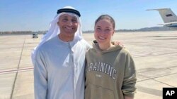 Ксенія Кареліна з послом Об’єднаних Арабських Еміратів Юсефом аль-Отайбою, Абу-Дабі, 10 квітня 2025 року. Згодом вона вилетіла до США