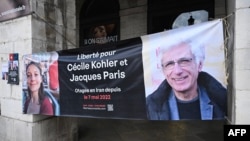 سسیل کوهلر (چپ) و همسرش ژاک پاریس سه سال در ایران محبوس بودند