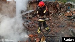 Рятувальники гасять пожежу, що сталася після російського удару, Чернігівщина, архівне фото