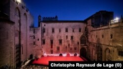 Сцена у Папского дворца в Авиньоне