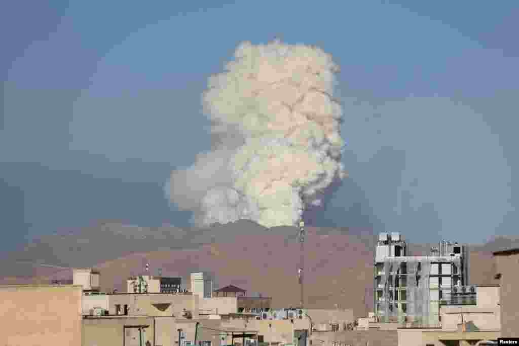 Израил Тегеранга сокку ургандан кийин абага көтөрүлгөн түтүн. 