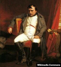 На картині Поля Делароша «Наполеон у Фонтенбло», імператор Франції зображений одразу після того, як підписав зречення від престолу в палаці Фонтенбло під Парижем, 6 квітня 1814 року