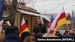 На встрече с жителями райцентра Дзау и Дзауского района президент объяснил, почему в республику не торопится инвестор