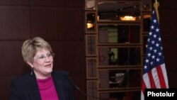 Глава ереванского офиса USAID Карен Хиллиард (архив)
