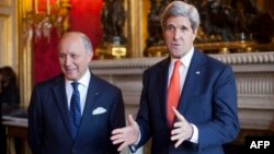 دیدار جان کری (راست) و لوران فابیوس در پاریس- ۲۳ دی‌ماه ۱۳۹۲