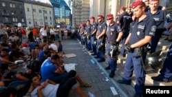 Вокзалга кире албаган мигранттар. Венгрия.