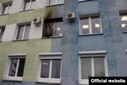 Будынак падатковай інспэкцыі ў Гомлі пасьля атакі кактэйлем Молатава