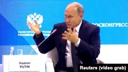  پوتین در گفت وگو با خبرنگاران در یک مجمع اقتصادی