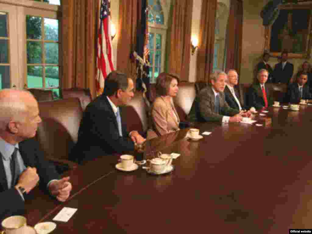 Фінансова криза – у центрі передвиборних перегонів - Кандидати на посаду президента призупинили щераз передвиборну кампанію у зв’язку зі спалахом фінансової кризи у США, яка відтак стала глобальною. У Вашингтоні 25 вересня під головуванням президента США Джорджа Буша відбулося засідання щодо оздоровлення фінансової системи країни. У роботі наради взяли участь лідери Конгресу США та кандидати на президента – демократ Барак Обама і республіканець Джон МакКейн. Відтак, 2 жовтня Сенат США схвалив план фінансового порятунку. Законопроект передбачає, серед інших заходів, надати право Міністерству фінансів витратити загалом до 700 мільярдів доларів для викупу в банків безнадійних іпотечних боргів із метою оживити ринки капіталу. За оновлений текст законопроекту проголосували 74 сенатори, проти були 25. Обидва кандидати на президента, демократ Барак Обама і республіканець Джон МакКейн, голосували «за».